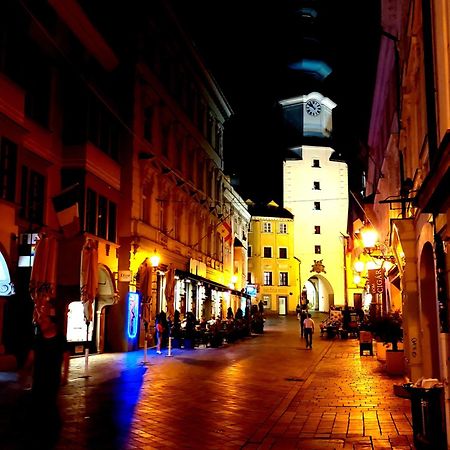 Michael'S Gate Large Apartment In A 15Th-Century Building, Old Town Bratislava Exterior foto